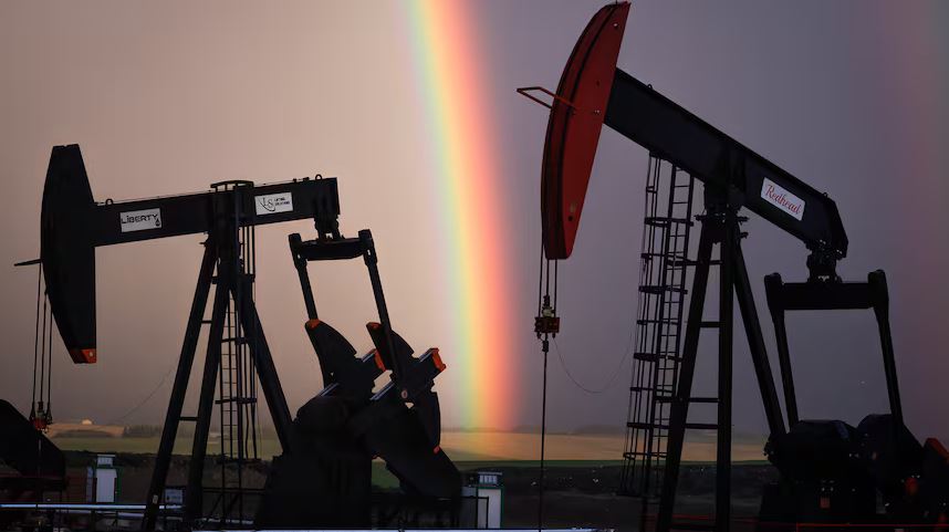 Нефтедобывающие вышки в Альберте на фоне заката