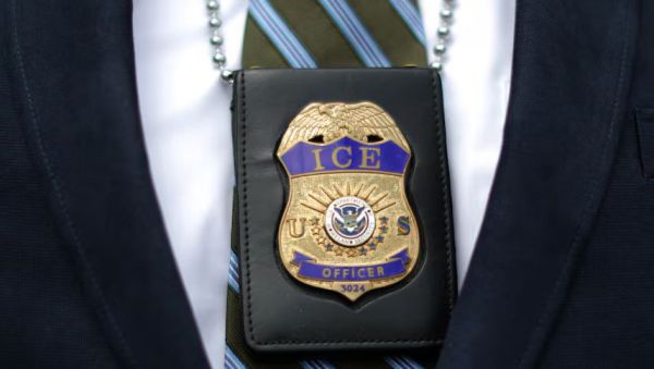 Офицеры CBSA и RCMP на совместном брифинге по безопасности границы