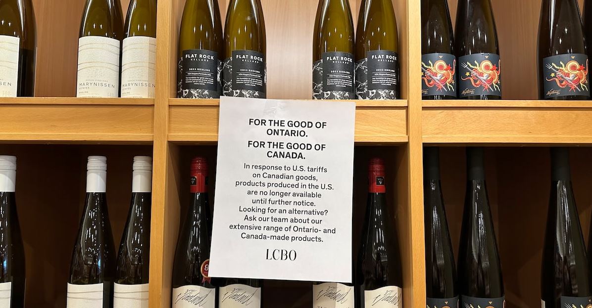 Пустые полки для американской продукции в магазине LCBO в Канаде.