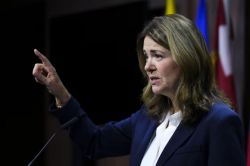 Премьер-министр Альберты Даниэль Смит проводит пресс-конференцию на Парламентском холме в Оттаве