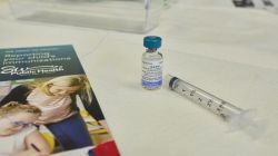 Информационный плакат PAHO о симптомах кори в медицинском центре.