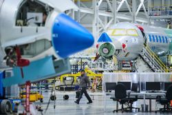 Сборка самолета Bombardier на заводе, символизирующая канадское авиастроение.