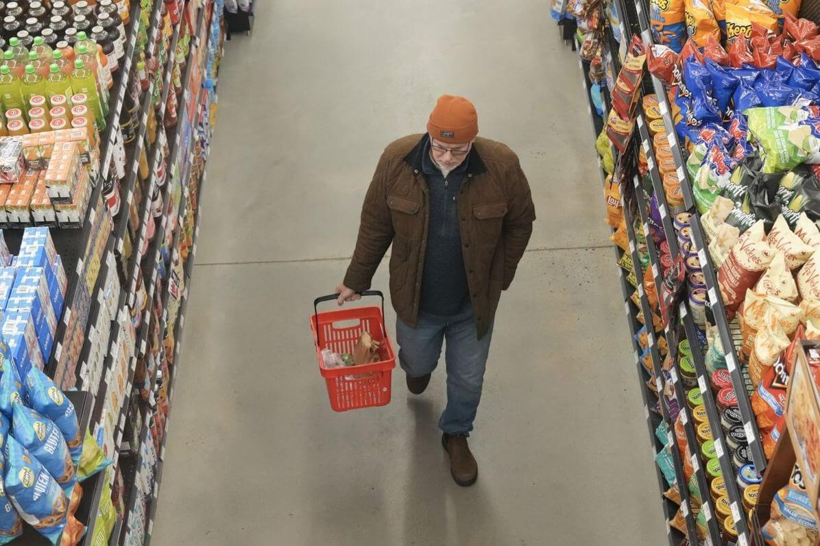 Покупатель в канадском супермаркете изучает цены на овощи.