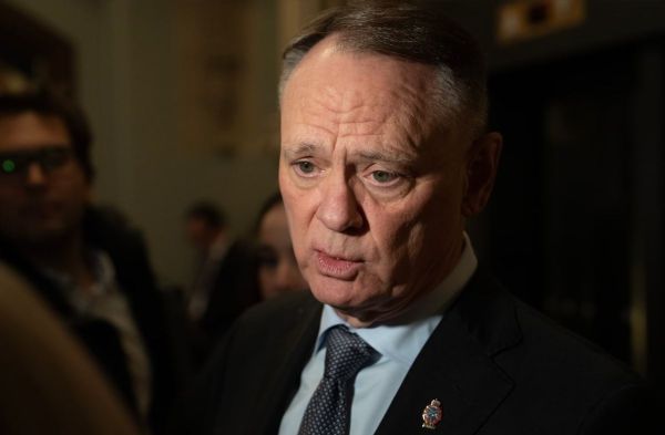 Министр обороны Канады Дэвид Макгинти выступает перед прессой в Оттаве.