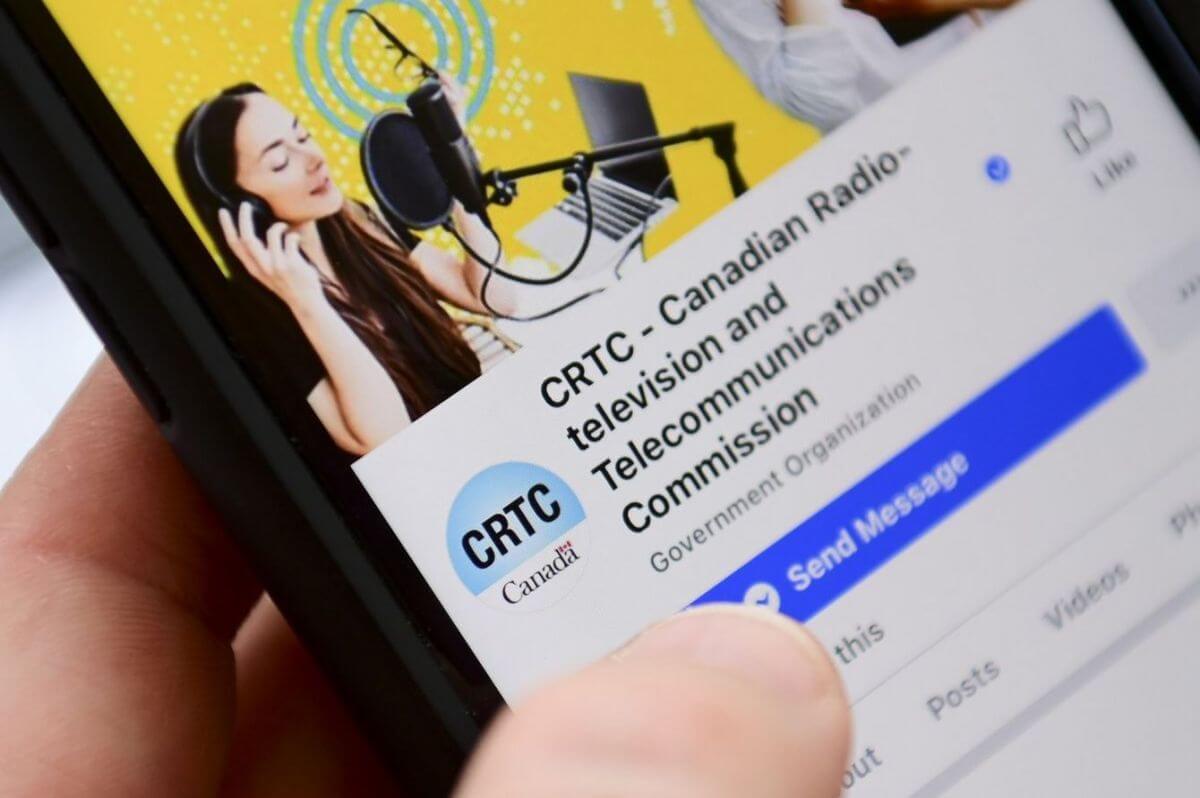 CRTC отменяет плату Логотип CRTC на фоне карты Канады и цифровых сетей.