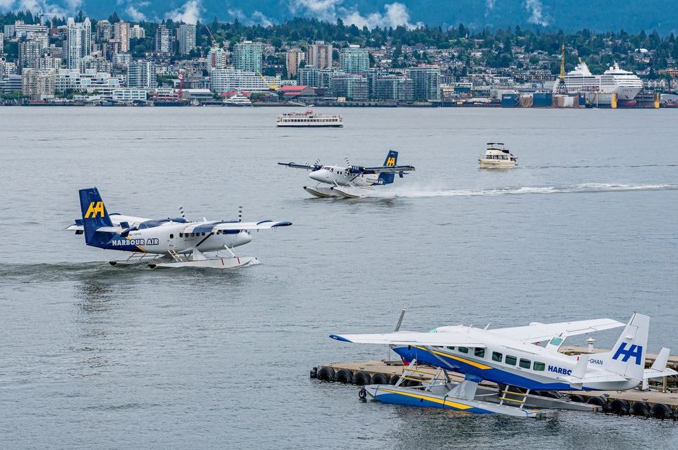 Harbour Air Гидросамолет Harbour Air в гавани Ванкувера на фоне гор.