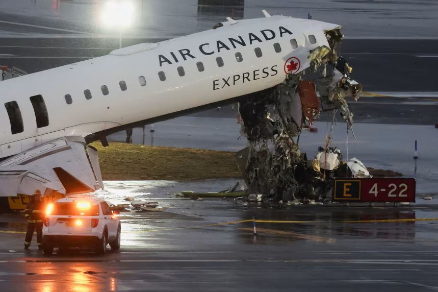 Поврежденный самолет Air Canada на полосе аэропорта Ла-Гуардия.