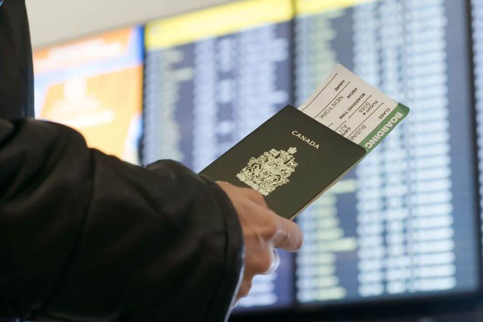Путешествия для канадцев Пассажирский самолет Air Canada в аэропорту Ванкувера
