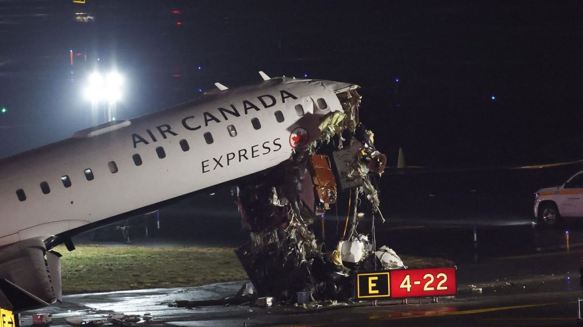 Поврежденный самолет Air Canada Express на взлетно-посадочной полосе в Нью-Йорке.