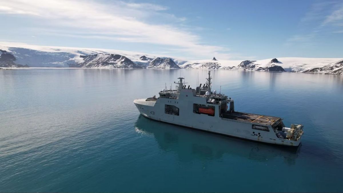 Патрульный корабль Королевского канадского военно-морского флота в северных водах.