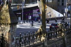 Здание Банка Канады в Оттаве на фоне весеннего города.