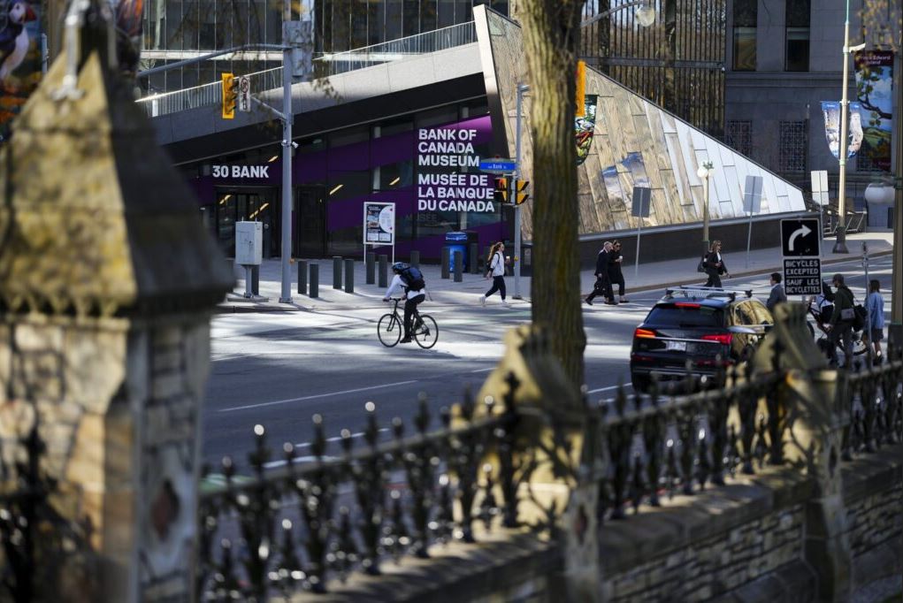 Здание Банка Канады в Оттаве на фоне весеннего города.