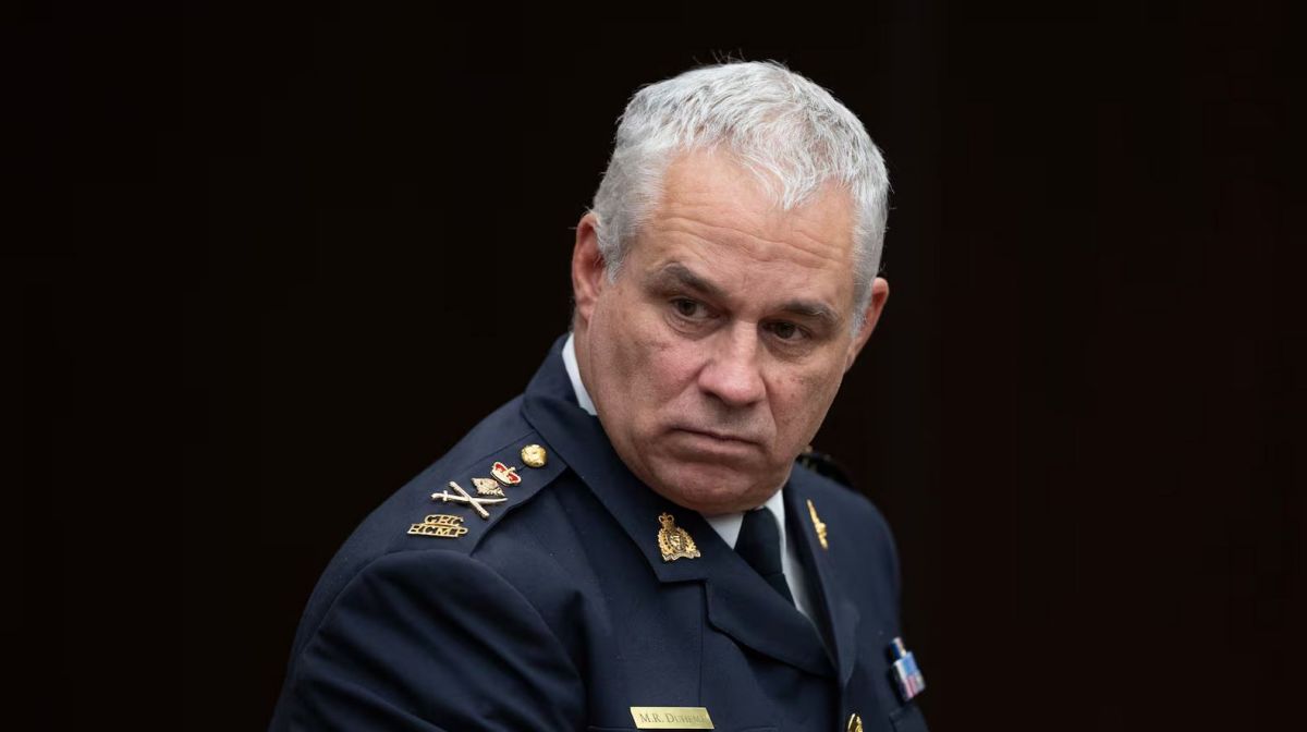 Офицеры RCMP на фоне штаб-квартиры ведомства в Оттаве.