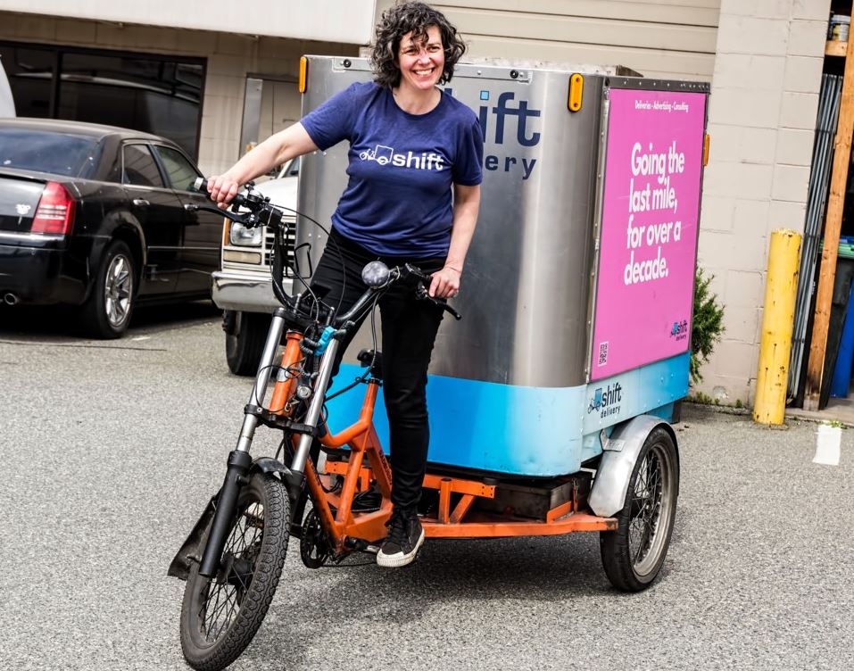 Процесс зарядки электромобиля на станции в Ванкувере.