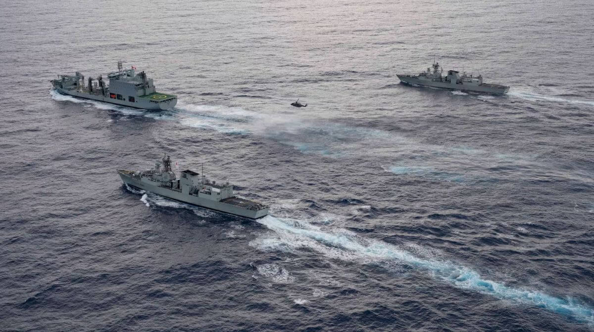Канадский военный фрегат в водах Тихого океана во время проведения патрулирования.