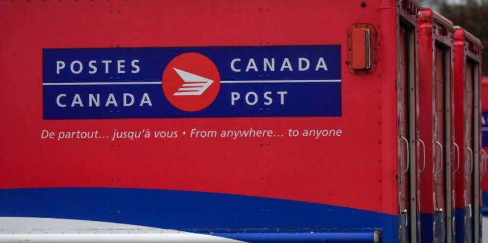 Почтовый фургон Canada Post в жилом районе Британской Колумбии.