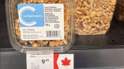 Продуктовая упаковка с кленовым листом и надписью о зарубежном происхождении товара.