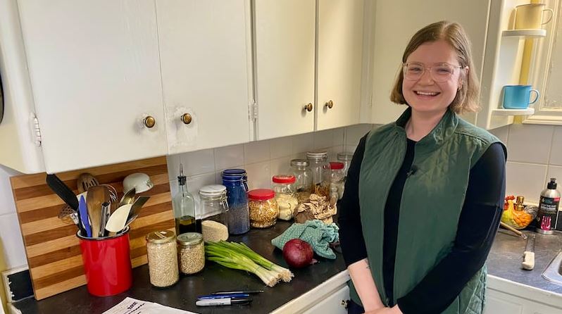 Сроки годности на продуктах Покупатель в супермаркете изучает этикетку со сроком годности на упаковке товара.