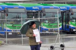Городской транзитный автобус компании CMBC на маршруте в Ванкувере