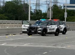 Полиция Торонто расследует наезд на офицера в East York