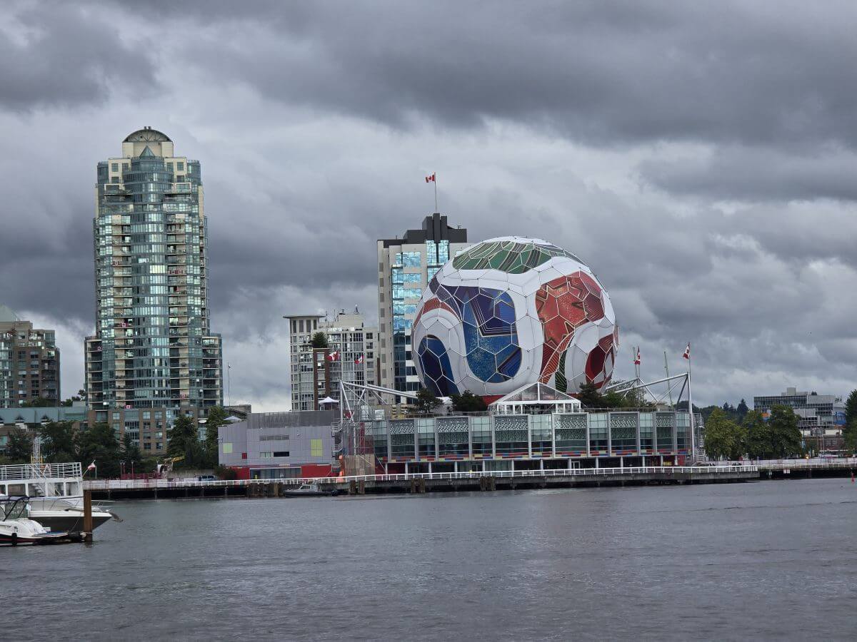 Science World украшен к чемпионату мира FIFA 2026 в Ванкувере Science World украшен к чемпионату мира FIFA 2026 в Ванкувере