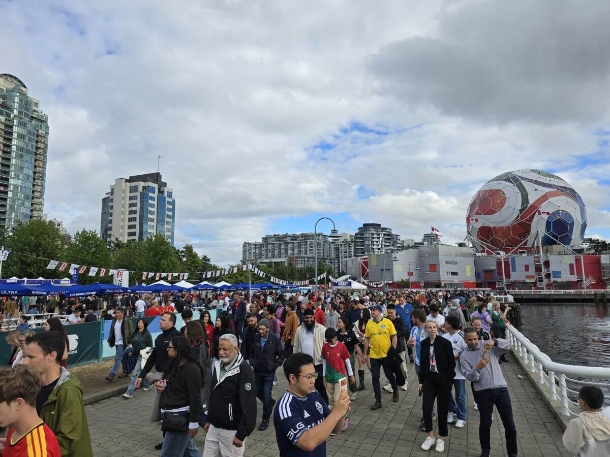 Начало Fan Walk у Science World перед матчем FIFA в Ванкувере Начало Fan Walk у Science World перед матчем FIFA в Ванкувере