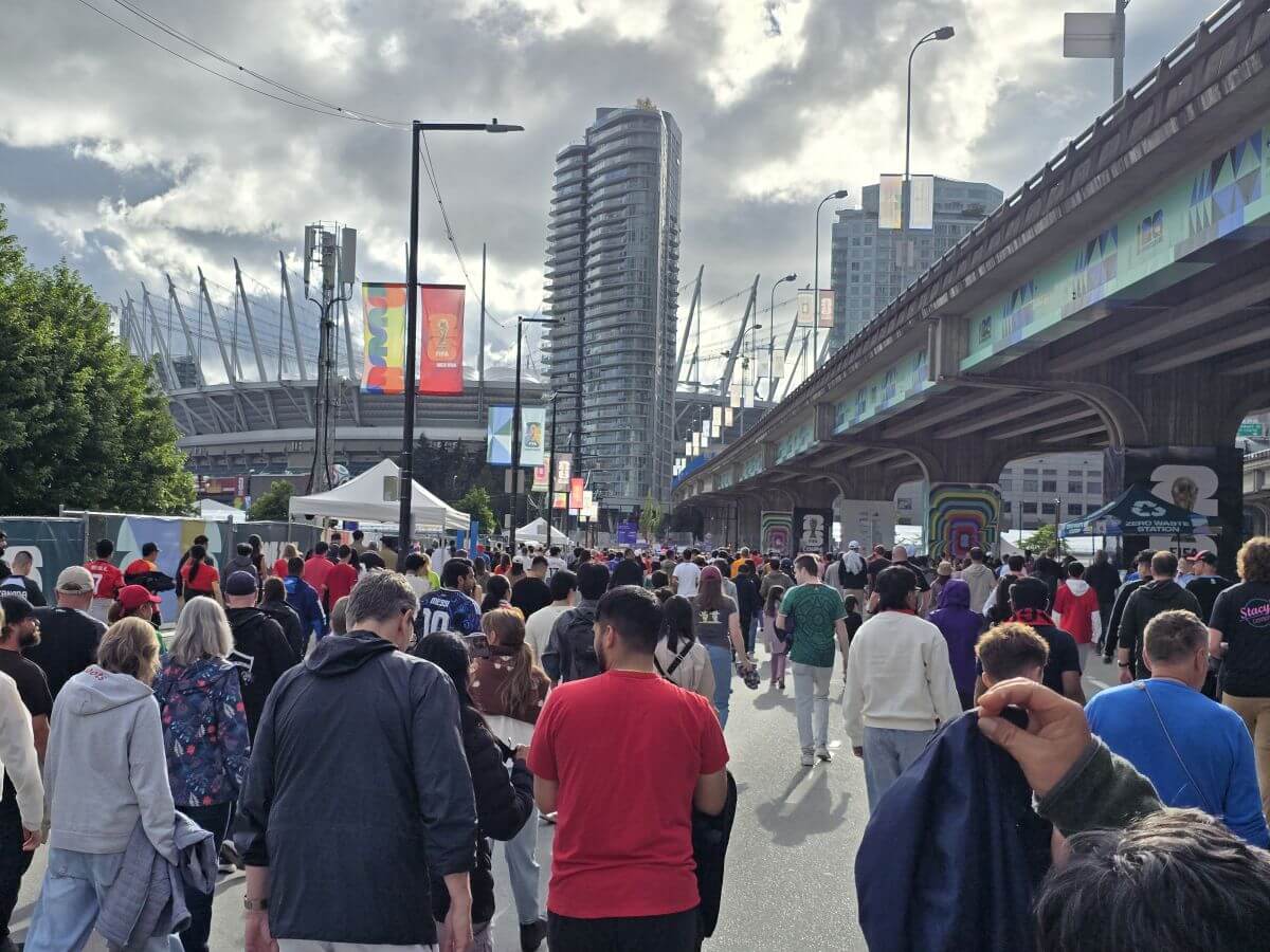 Болельщики идут к стадиону BC Place на матч FIFA 2026 Болельщики идут к стадиону BC Place на матч FIFA 2026