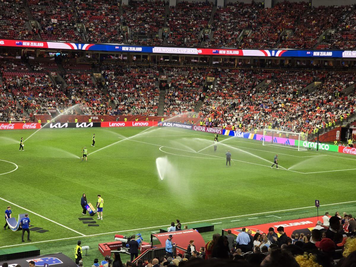 Подготовка газона на стадионе BC Place перед матчем FIFA Подготовка газона на стадионе BC Place перед матчем FIFA