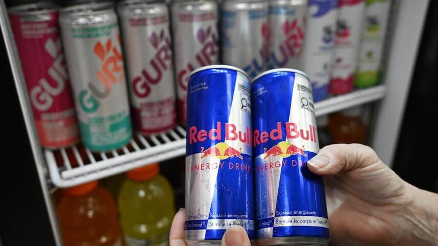 Продажа энергетических напитков несовершеннолетним Полки канадского супермаркета с энергетическими напитками.