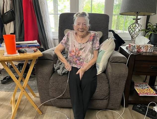 82-летнюю канадку ожилая женщина в кресле-коляске во время реабилитации.