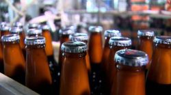 Бутылки с алкогольными напитками на полке канадского магазина.
