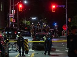 Огражденная зона преступления на уличной площадке фестиваля Salsa on St. Clair после отмены мероприятий.