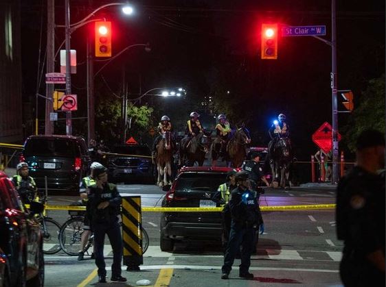 Огражденная зона преступления на уличной площадке фестиваля Salsa on St. Clair после отмены мероприятий.
