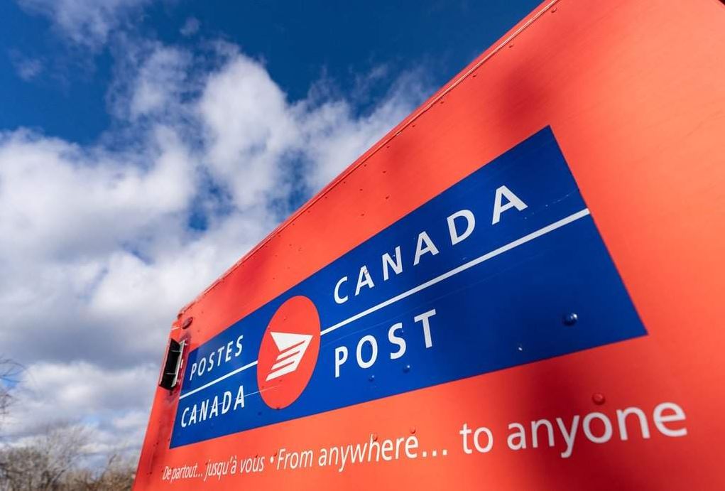 Руководство Canada Post Почтовый ящик Canada Post на улице канадского города.