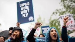 Бортпроводники WestJet на пикете возле здания аэропорта в Канаде