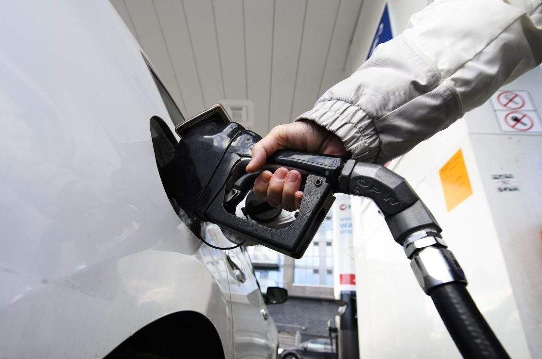 Инфляция в Канаде | Наш Ванкувер Person fueling a white car at a gas station, nozzle inserted into the fuel port.