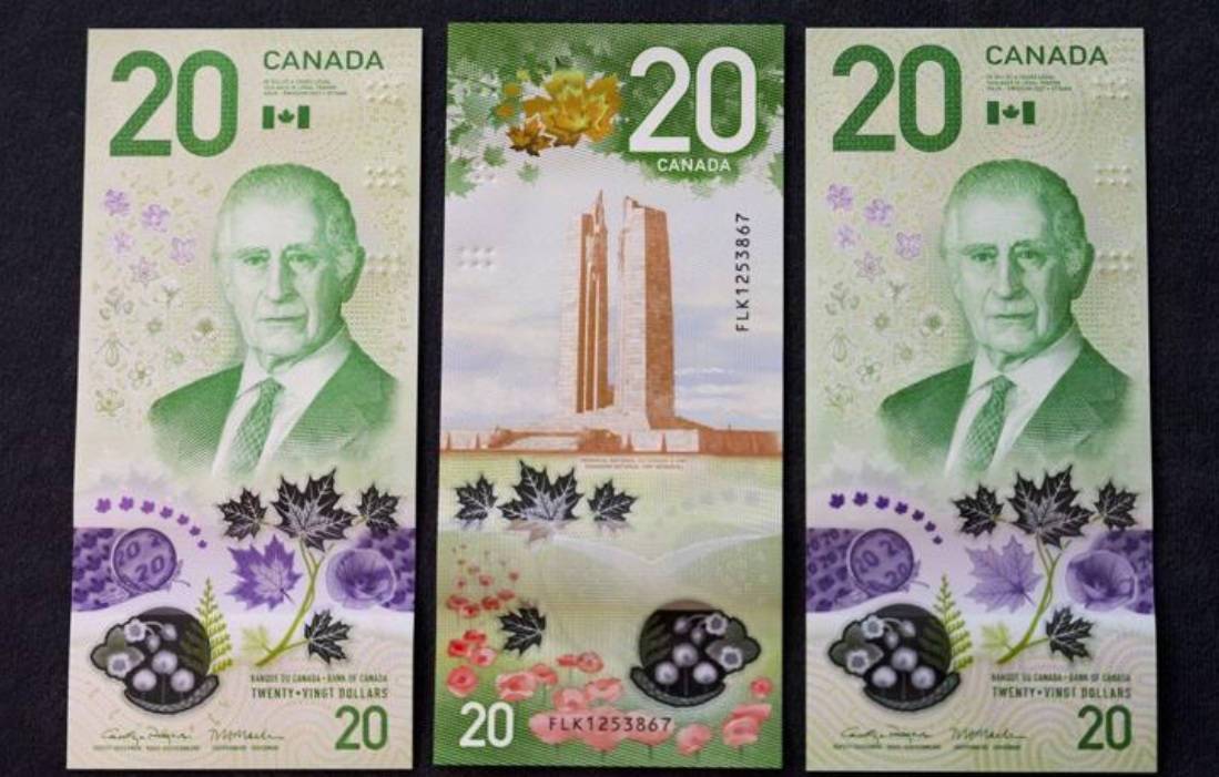 новая купюра в канаде | Наш Ванкувер Three Canadian twenty-dollar banknotes laid side by side: left and right show a green portrait with floral designs, center note features a tall monument with maple leaf imagery and flowers in the foreground.