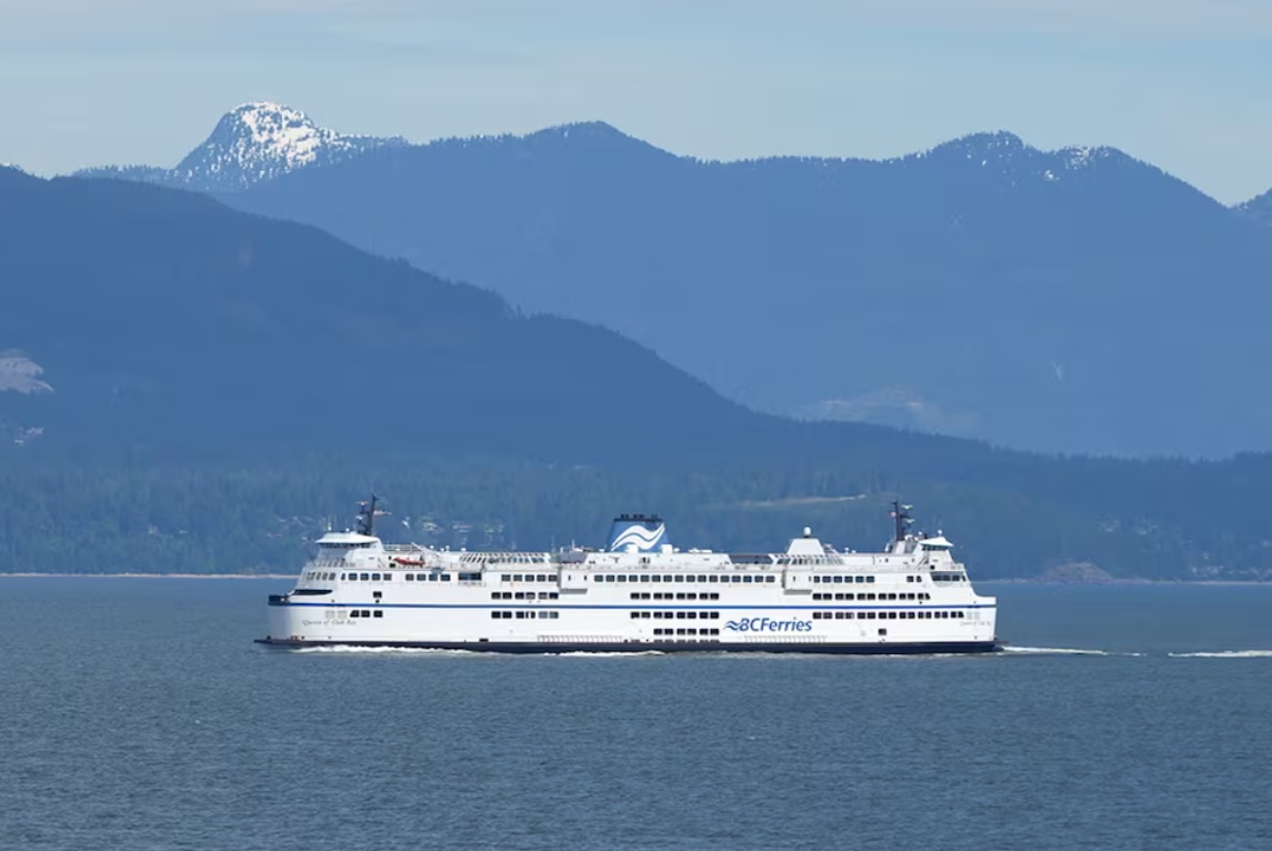 отмена паромов bc feriies | Наш Ванкувер White BC Ferries passenger vessel sailing on calm blue water with forested mountains and snow-capped peaks in the distance