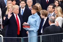 Президент США Дональд Трамп выступает на предвыборном митинге перед сторонниками в Аризоне