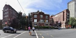 Здание старой больницы Saint Paul's Hospital на Burrard Street в центре Ванкувера, вид снаружи