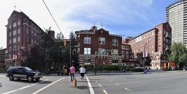 Здание старой больницы Saint Paul's Hospital на Burrard Street в центре Ванкувера, вид снаружи