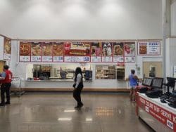 Курьер DoorDash доставляет заказ из Costco с пакетами продуктов к двери жилого дома в Канаде