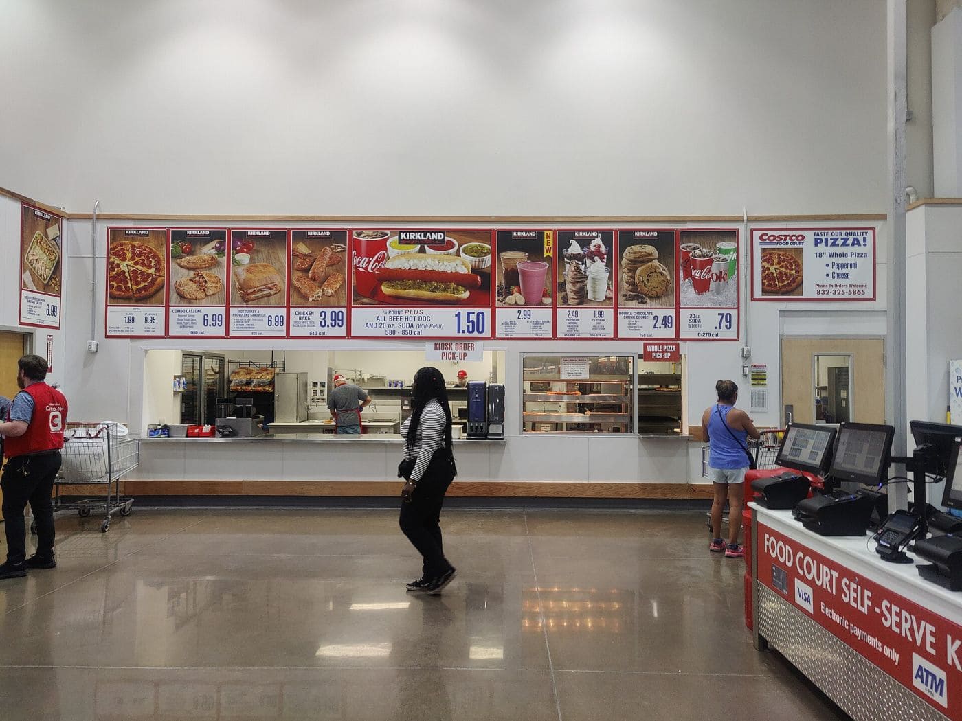 Курьер DoorDash доставляет заказ из Costco с пакетами продуктов к двери жилого дома в Канаде