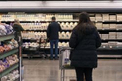 Покупатели с тележками у входа в продуктовый магазин Save-On-Foods в Британской Колумбии