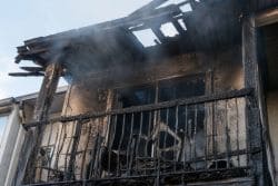 Пожарные работают у сгоревшего трёхэтажного жилого дома на Agnes Street в Нью-Вестминстере. Иллюстрация создана ИИ