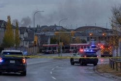 Автобус городского транспорта Calgary Transit на улице Калгари, иллюстрация к новости о пожаре. Иллюстрация создана ИИ