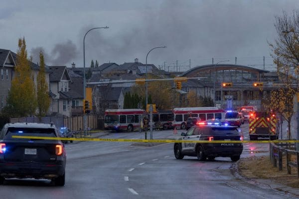 Автобус городского транспорта Calgary Transit на улице Калгари, иллюстрация к новости о пожаре. Иллюстрация создана ИИ