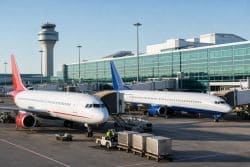 Самолёты Air Canada и United Airlines у терминала аэропорта перед вылетом пассажиров. Иллюстрация создана ИИ