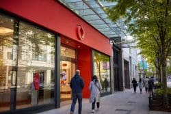 Кредитная карта и смартфон с приложением оператора связи Rogers на столе, оплата счёта за мобильную связь. Иллюстрация создана ИИ