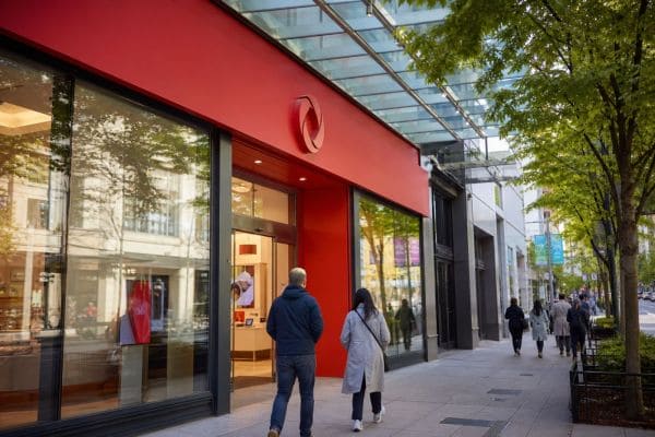 Кредитная карта и смартфон с приложением оператора связи Rogers на столе, оплата счёта за мобильную связь. Иллюстрация создана ИИ